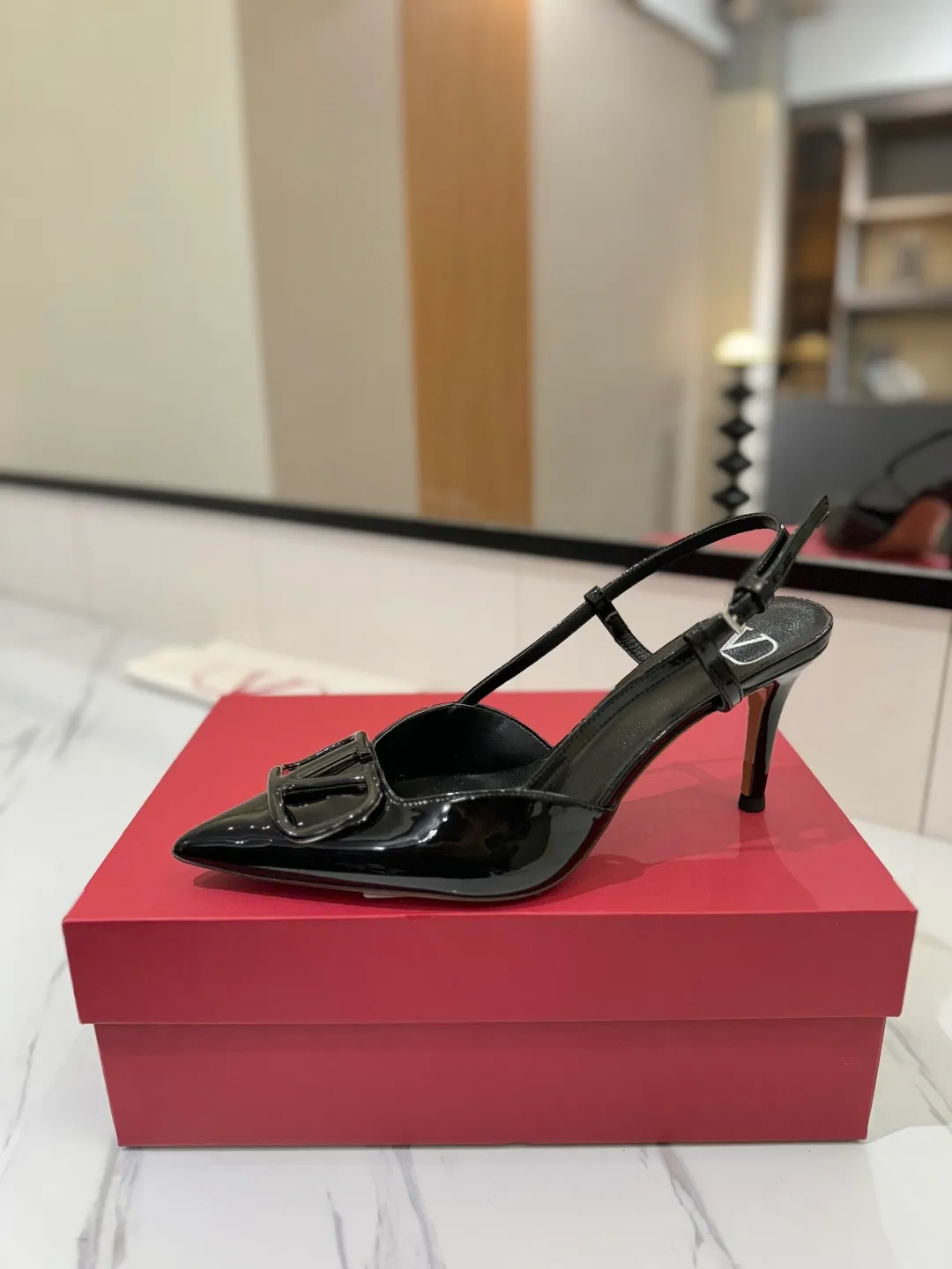 💕💕Factory direct selling price p520💕💕 Valentino launches a new series of sandals, sandals with pointed toe V-buckle sandals. The upper part of the foot is very pedicure-like. The key point is that it is very good and easy to control. It does not grind or tire your feet. It is a walking artifact! Metal VLOGO diamond buckle elements, full of high-end sense! It became sweet instantly.  The avant-garde VLOGO SIGNATURE shoe series interprets VALENTINO GARAVANI's candid attitude. Valentino Garavani V logo back hollow sandals with VLogo Signature decoration, platinum tone VLogo Signature decoration! Upper: imported patent leather Lining: imported goatskin Outsole: Italian leather outsole Heel height: 8cm Size: 35-39 (34-40-41-42 customized size)